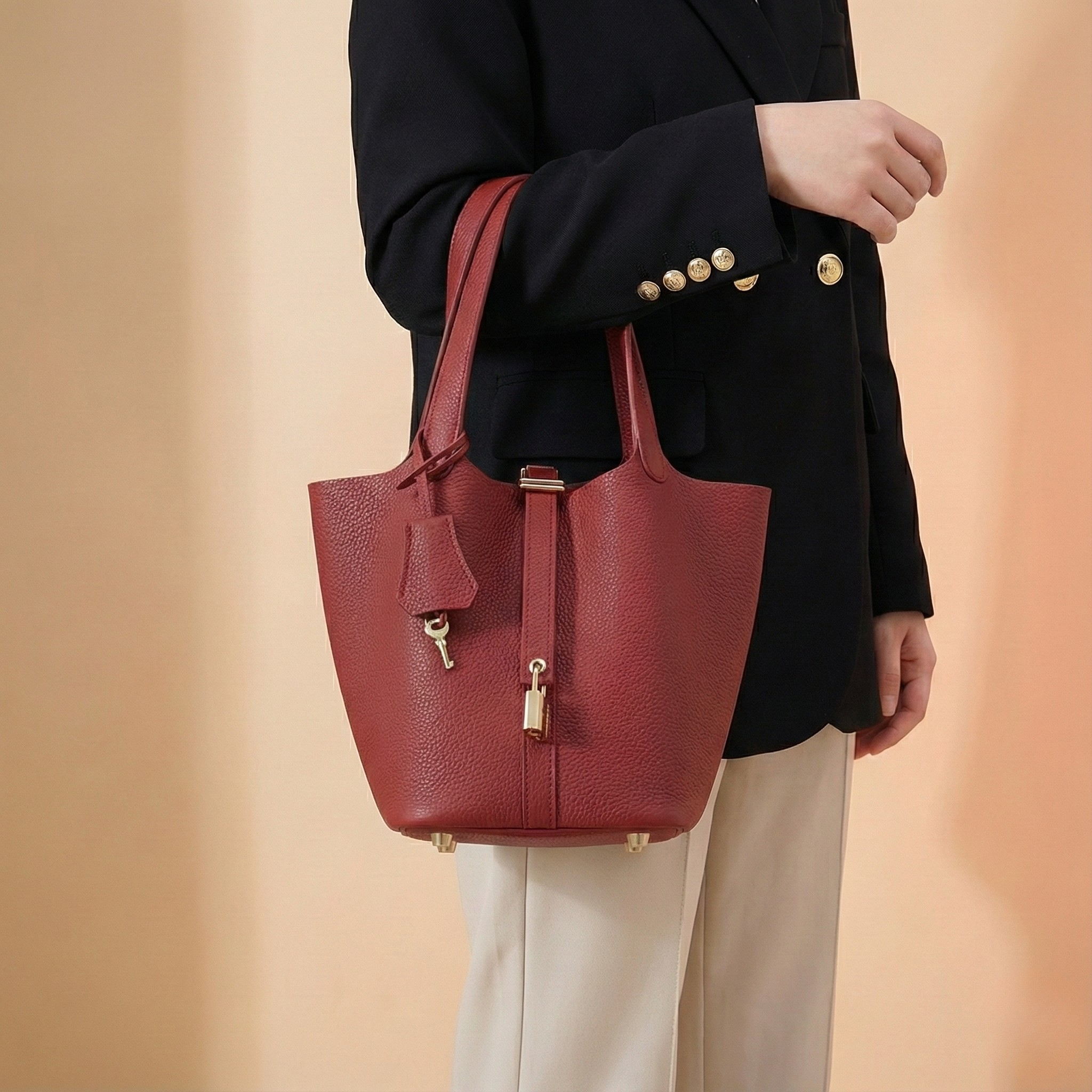 Women's Structured Bucket Bag with Twist-Lock Clasp - Red Garnet
