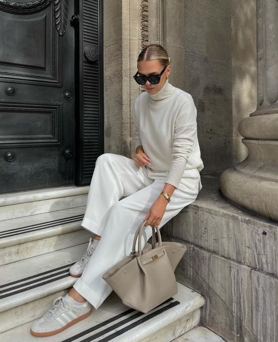 Women's Structured Tote Bag with Gold-Tone Clasp - 5