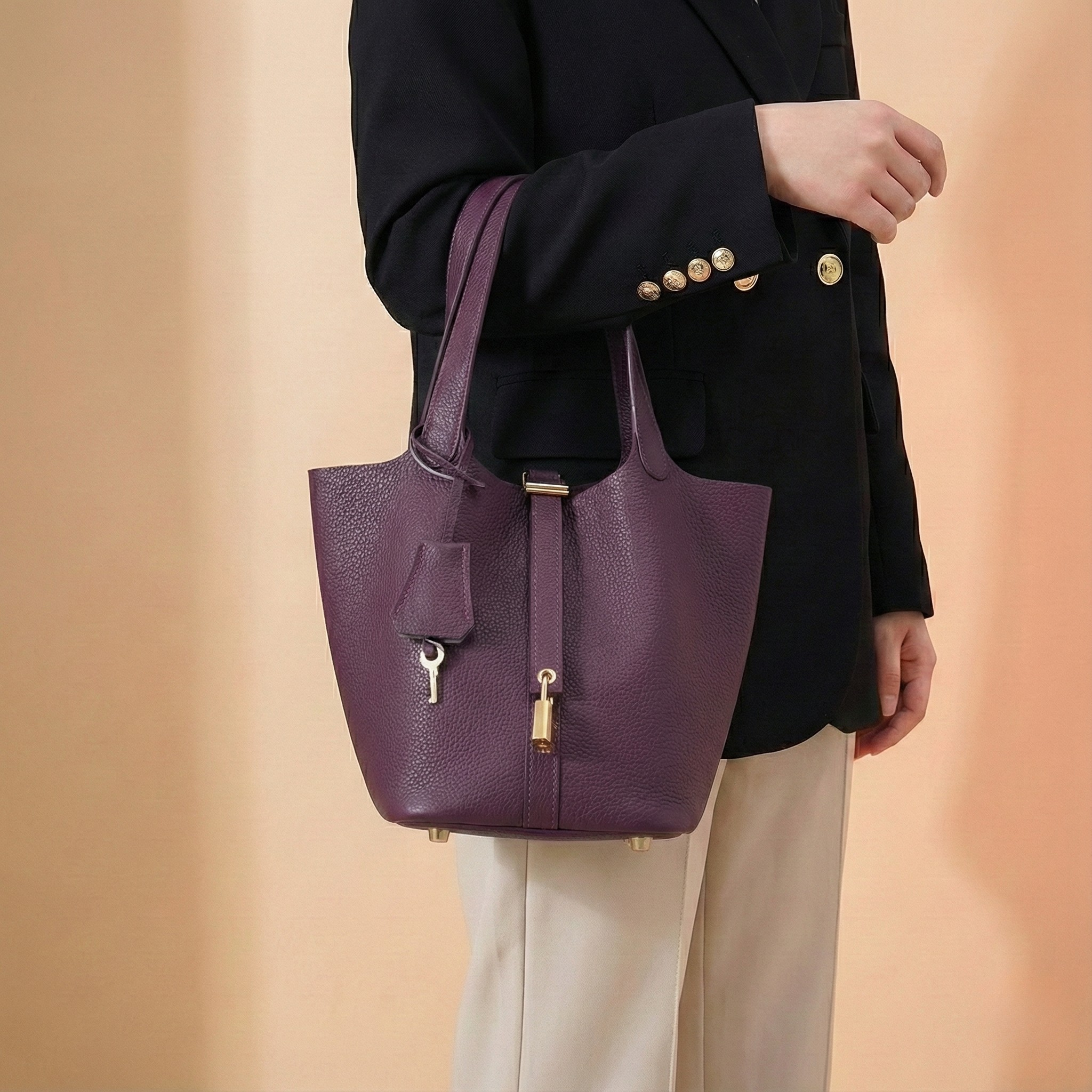 Women's Structured Bucket Bag with Twist-Lock Clasp - Burgundy Wine