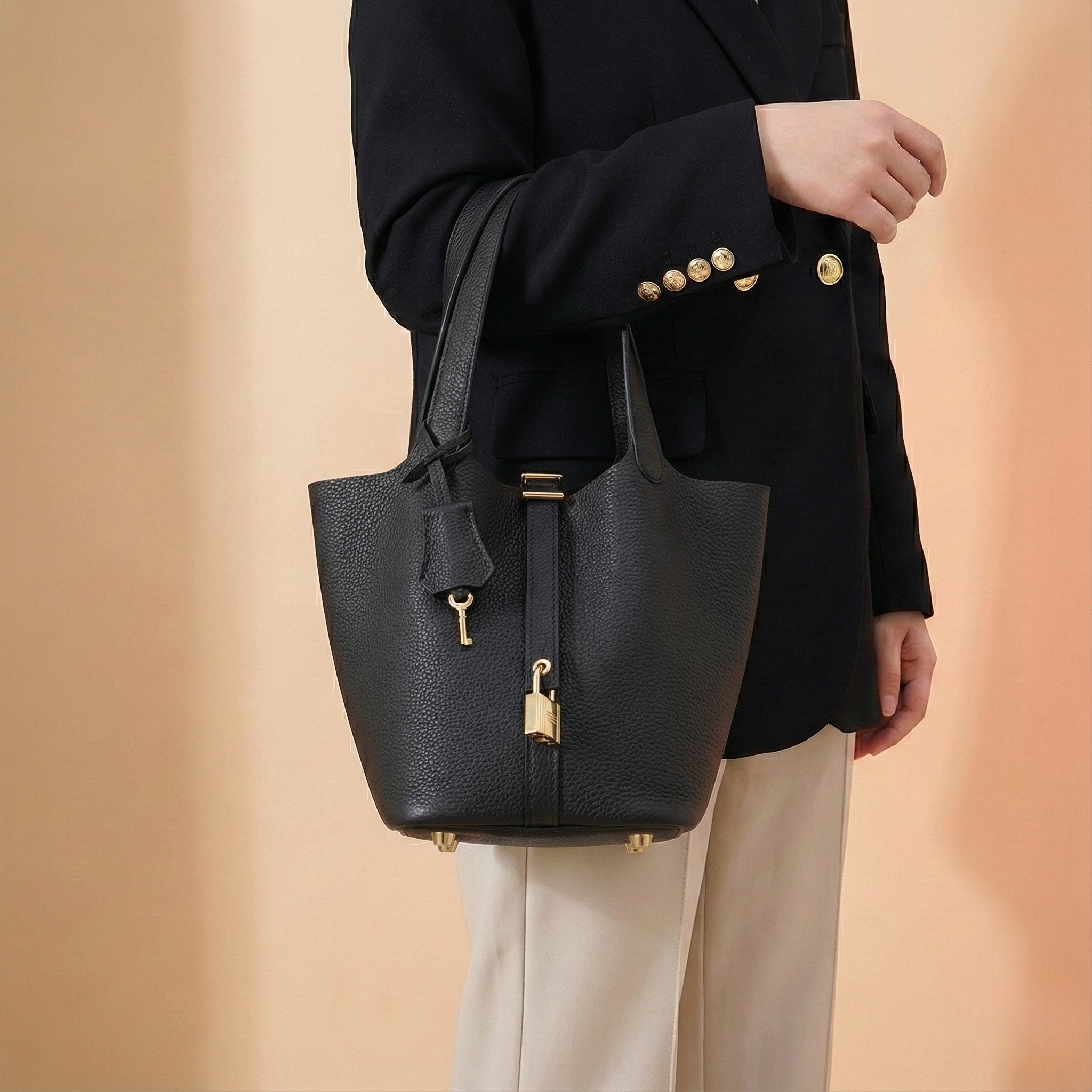 Women's Structured Bucket Bag with Twist-Lock Clasp - Black