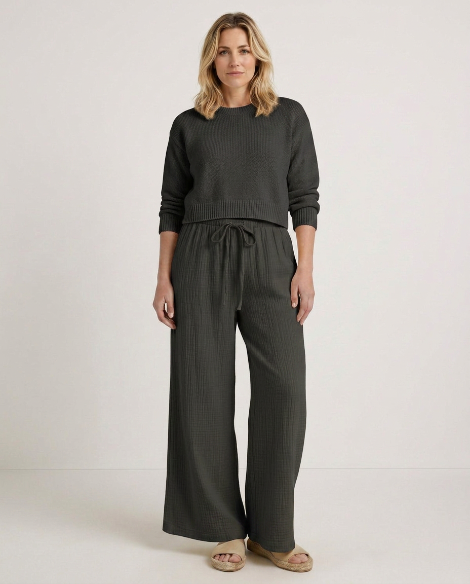 Women's Wide-Leg Trousers with Elastic Waist and Textured Finish - Black