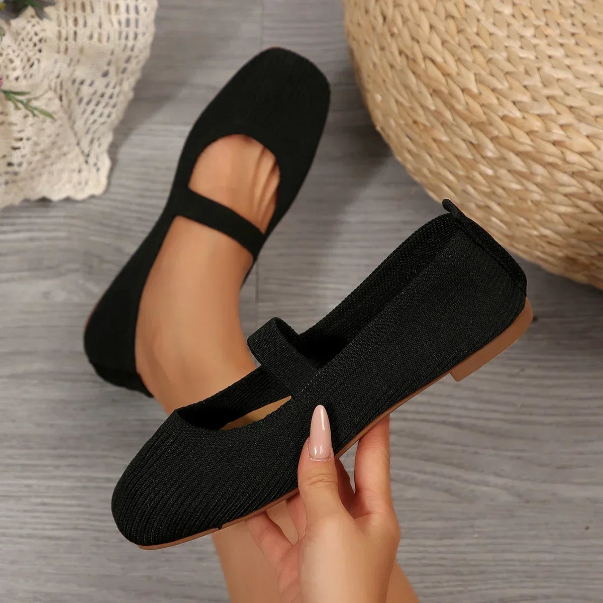 Women's Knitted Ballet Flats with Elastic Strap and Round Toe - Black