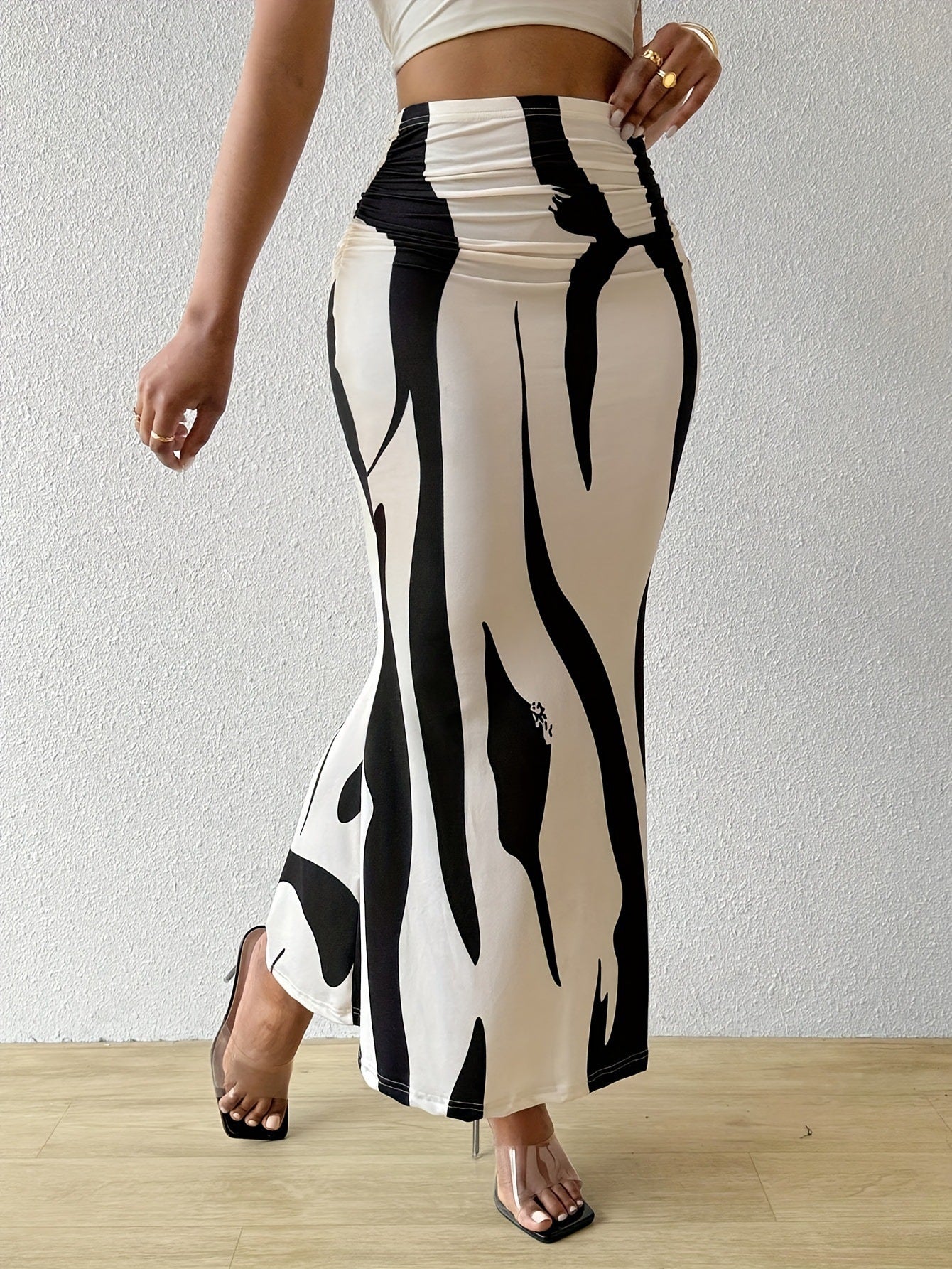 Women's Slim Fit Midi Skirt with Zebra Print and High Waist - Black
