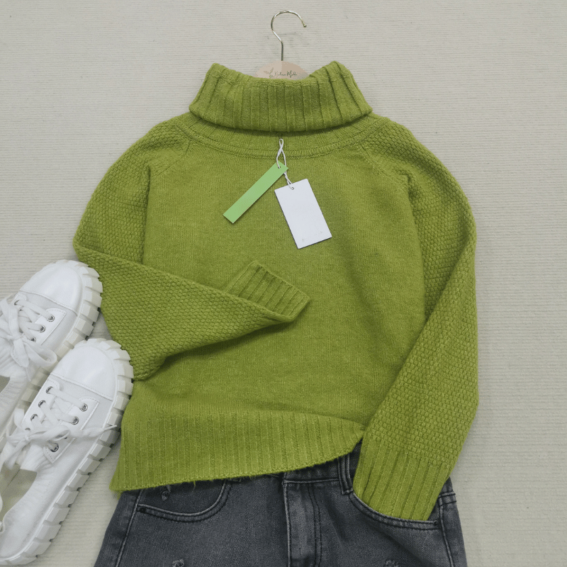 Women's Oversized Turtleneck Jumper with Ribbed Cuffs - 9