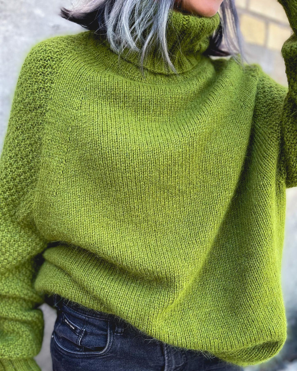 Women's Oversized Turtleneck Jumper with Ribbed Cuffs - Grass Green