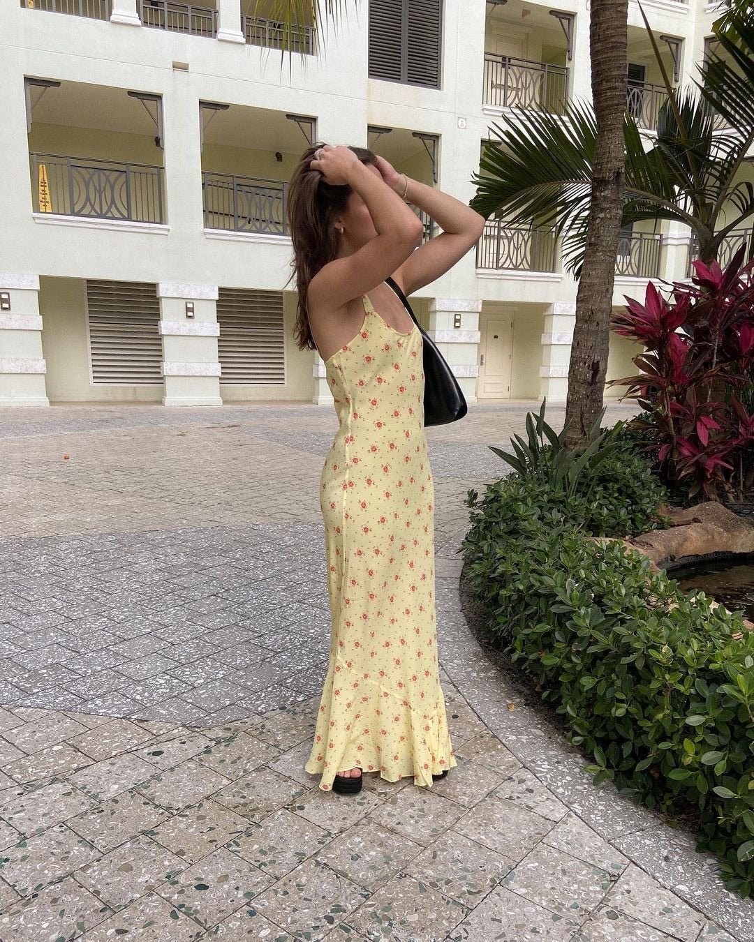 Women's Sleeveless Floral Maxi Dress with Scoop Neck and Flared Hem - 10