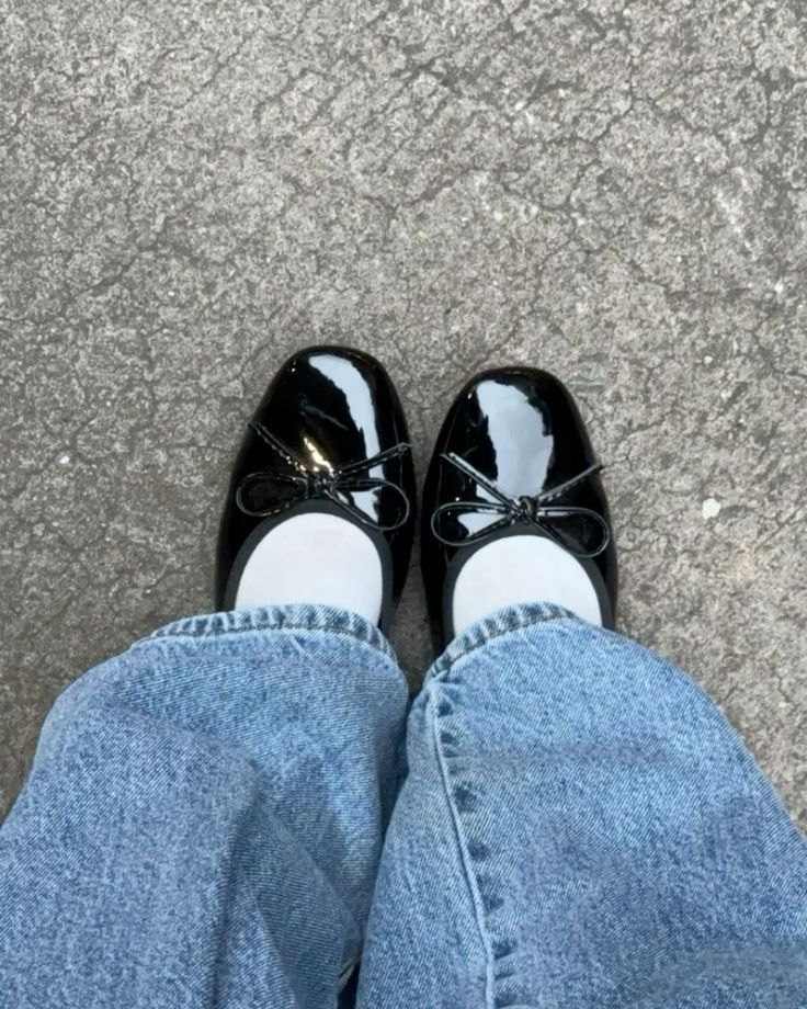 Women's Ballet Flats with Bow Detail and Cushioned Footbed - Black